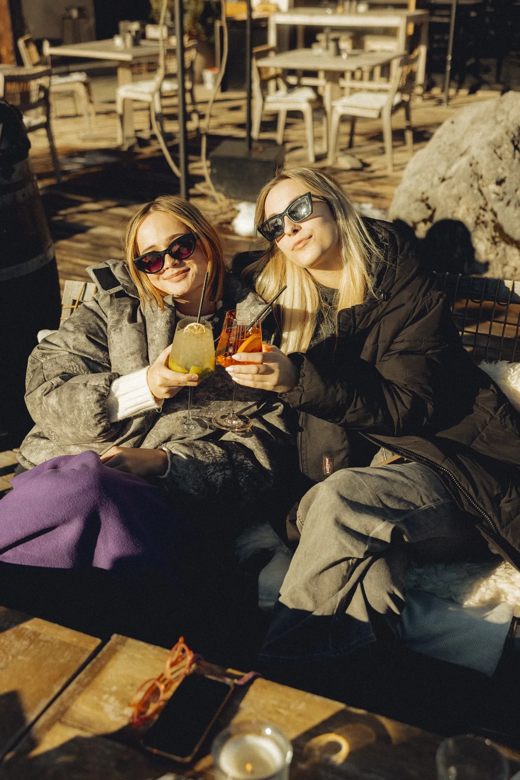 Des femmes savourent un verre